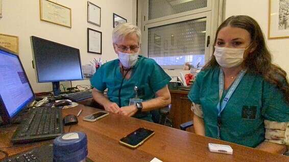 צוות ביה"ח הדסה מבשר למתנדב כי נבחר להשתתף בניסוי בחיסון הישראלי // צילום: דוברות בית החולים הדסה